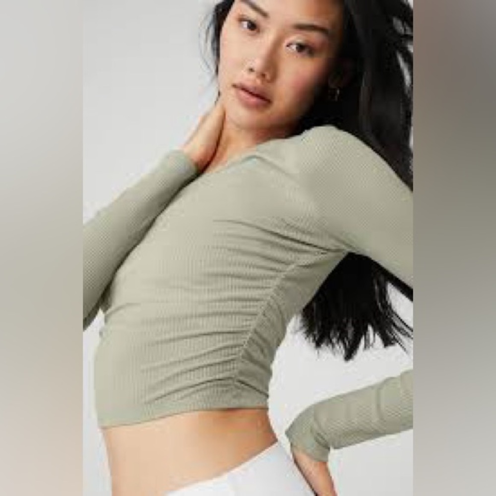 Alo Yoga Gather Top in Limestone size S